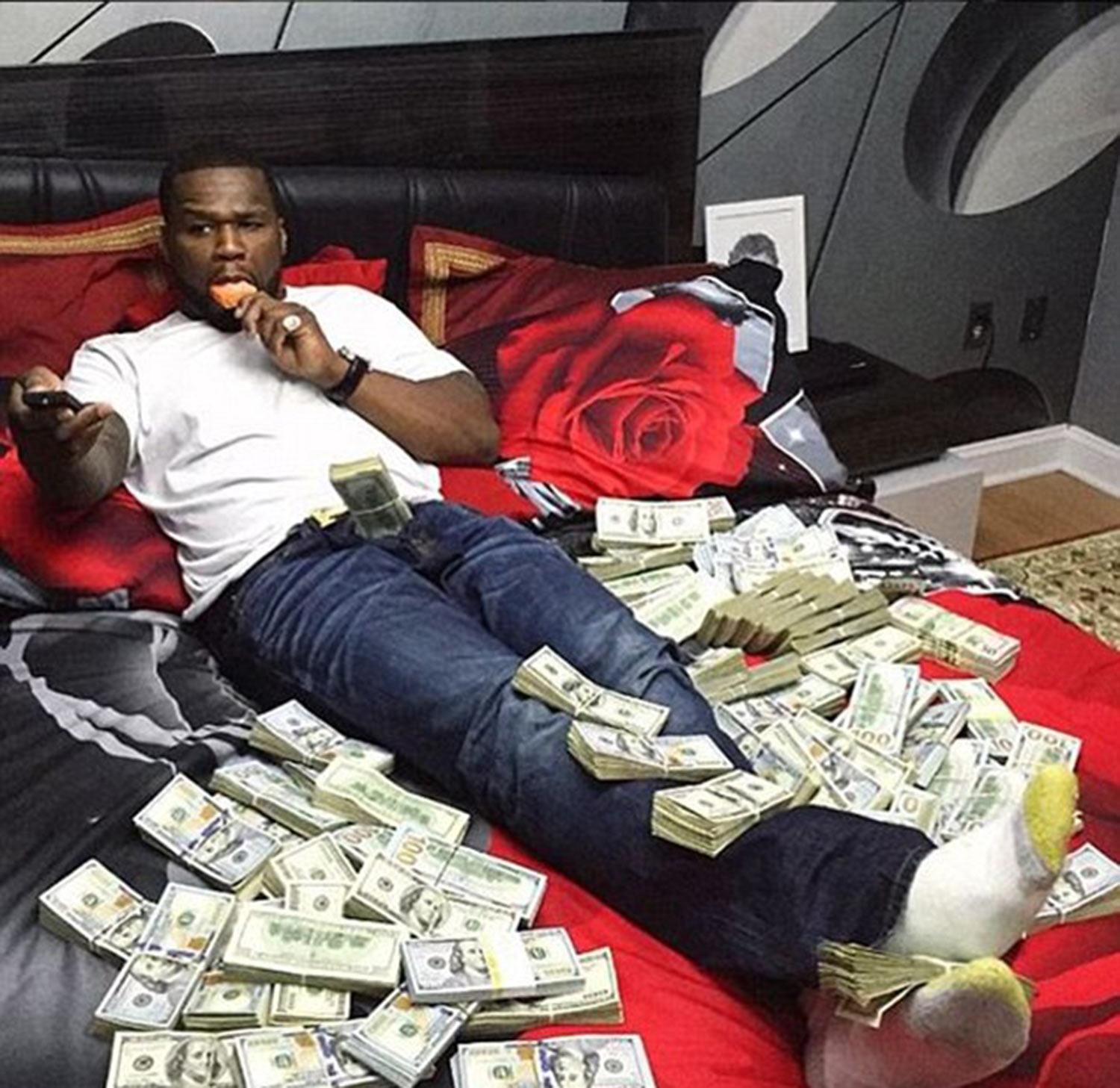 50-cent-posing-with-money